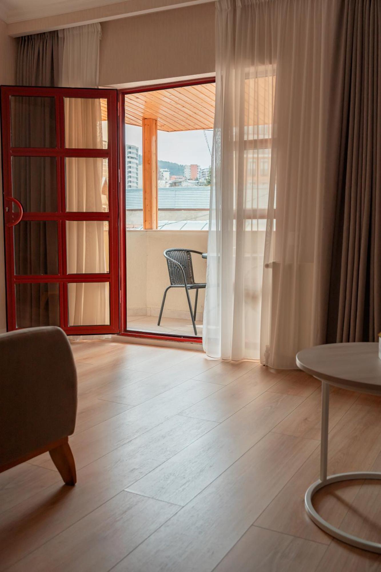 Hotel Well Inn Tbilisi Ngoại thất bức ảnh