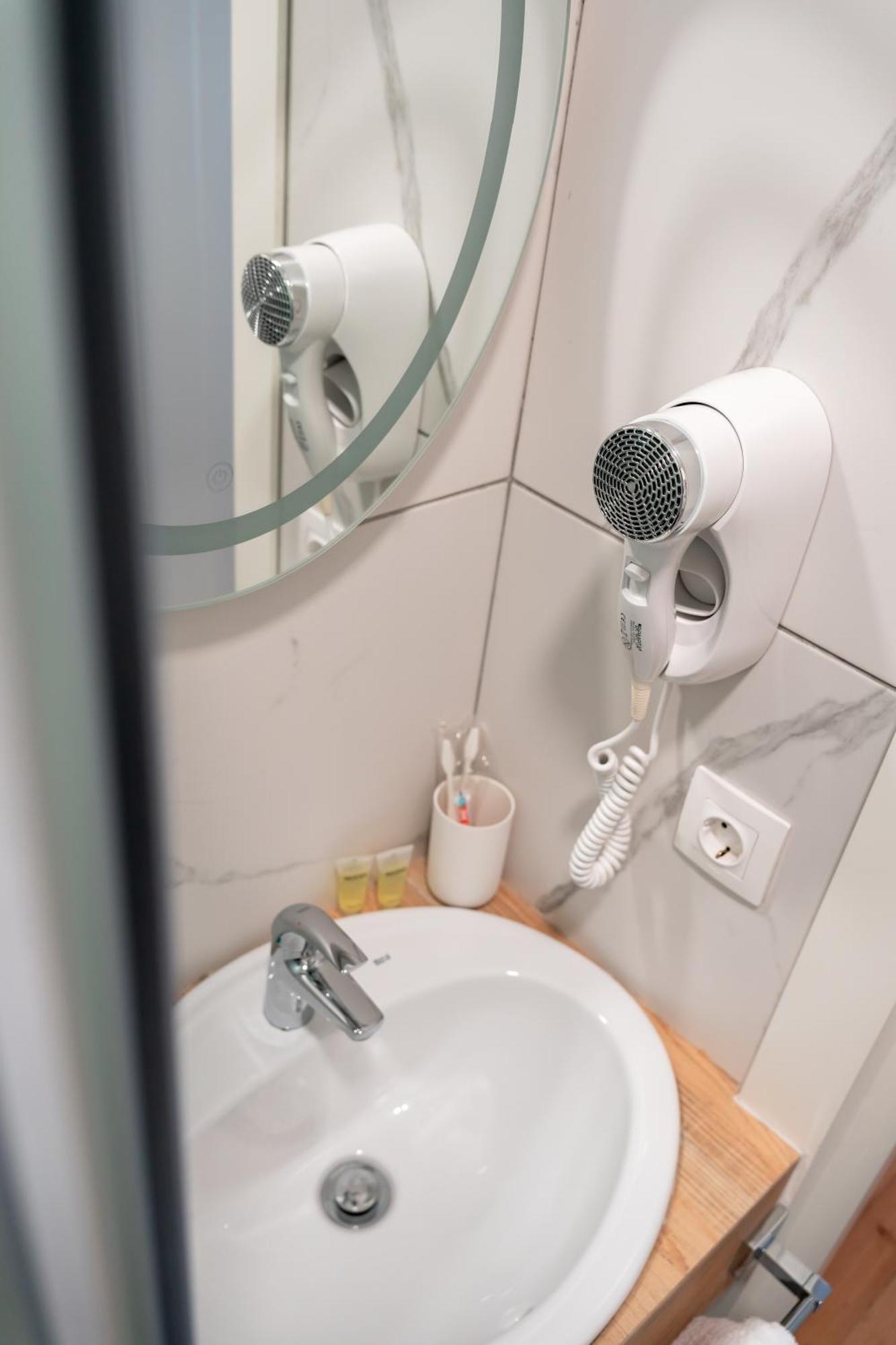 Hotel Well Inn Tbilisi Ngoại thất bức ảnh